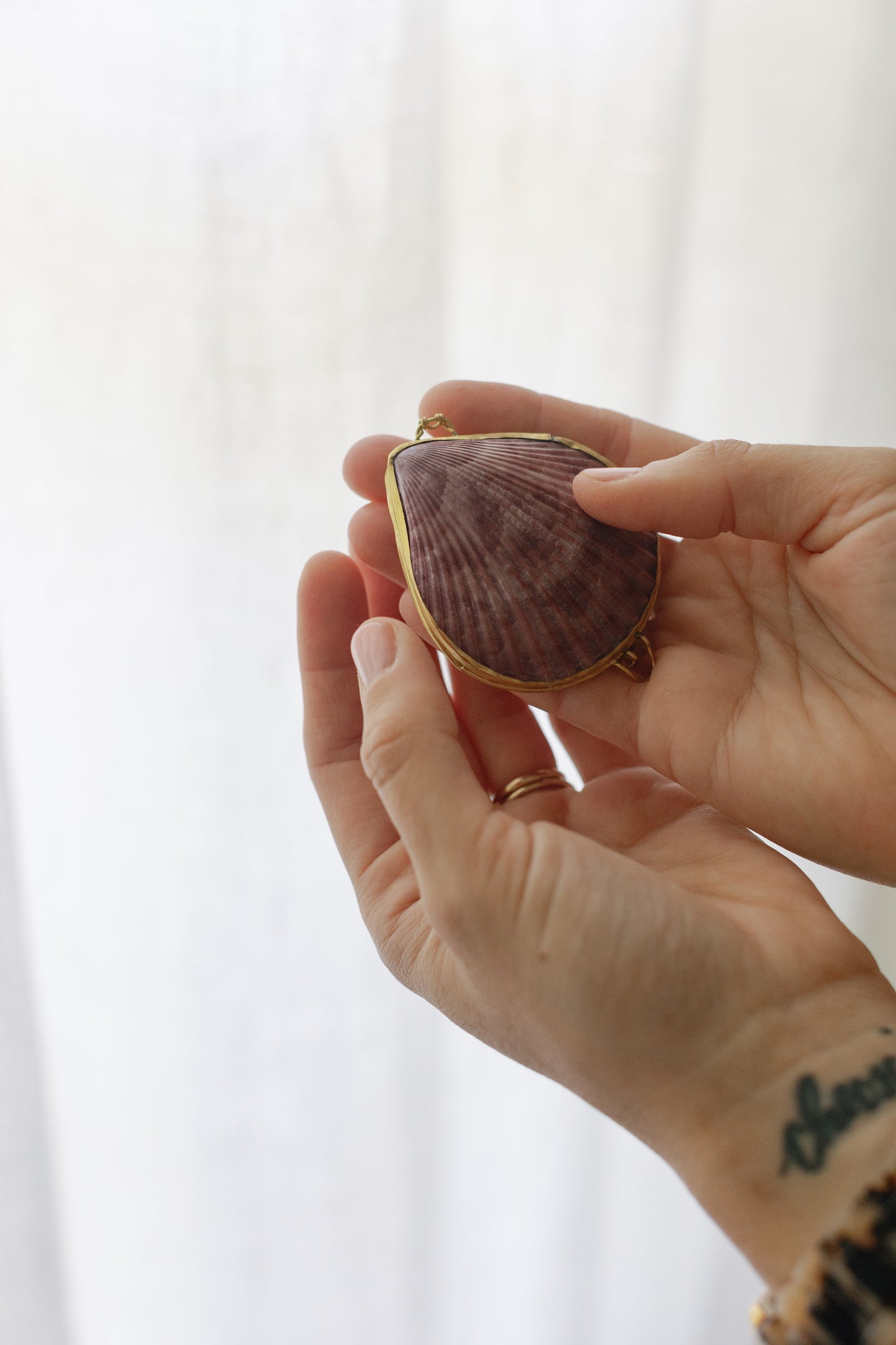 The small container of the All Natural Jasmine Perfume in form of a beautiful sea shell