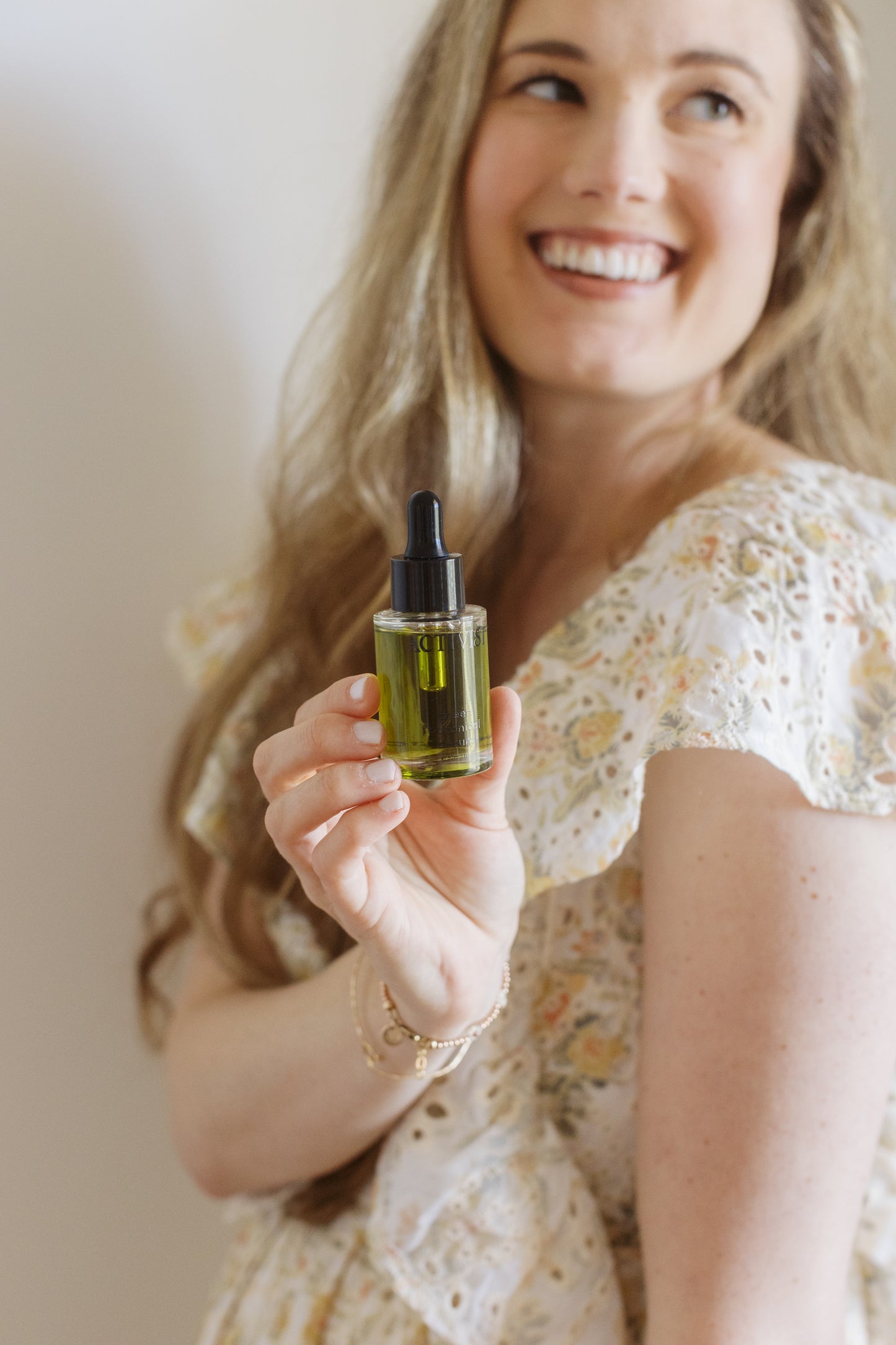 Caroline showing you the Mānuka Green Botanical Serum