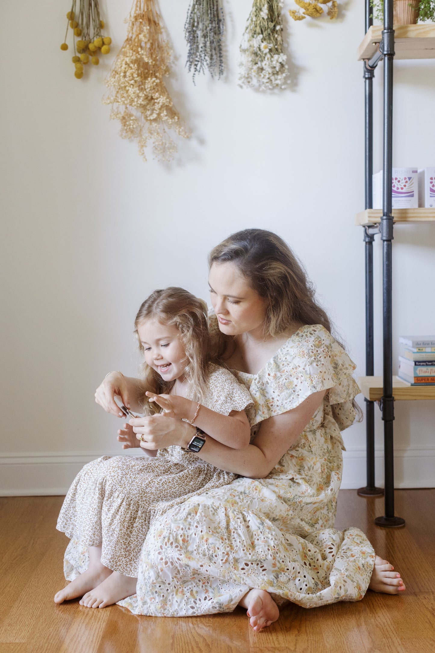 Picture of Caroline and her daughter opening a Golden Mylk Chocolate sachet